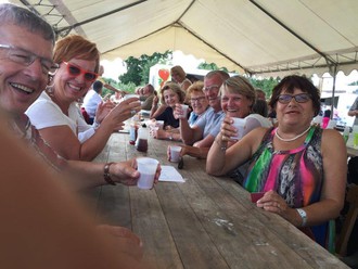 Fish and Chips avec une centaine danglais à la ferme anglaise de Claranne